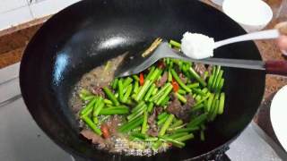 蒜心（蒜苔）炒牛肉的做法步骤：5
