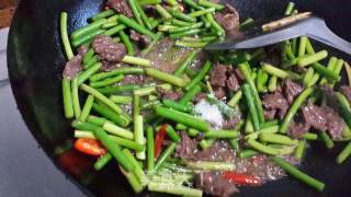 蒜心（蒜苔）炒牛肉的做法步骤：6