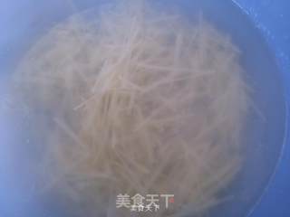 酸辣土豆丝的做法步骤：1