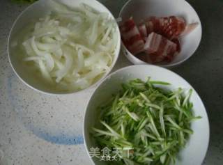 五花肉炒角瓜圆葱的做法步骤：1