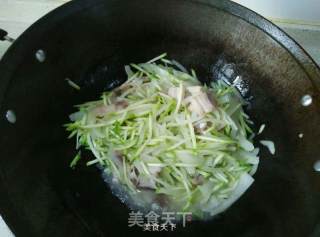 五花肉炒角瓜圆葱的做法步骤：2