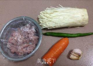 金针菇胡萝卜炒肉的做法步骤：1