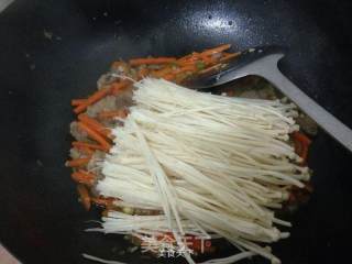 金针菇胡萝卜炒肉的做法步骤：6