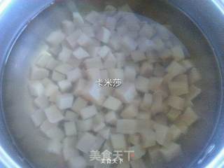 魔芋腊肉炒豌豆的做法步骤：1