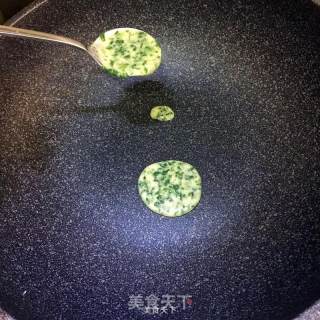 宝宝辅食之菠菜虾皮鸡蛋饼的做法步骤：4