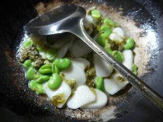 雪菜蚕豆炒年糕的做法步骤：6