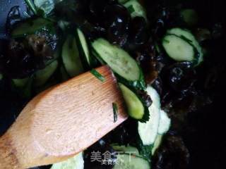 黄金翡翠片~鸡蛋木耳黄瓜片的做法步骤：6