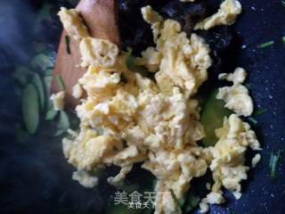 黄金翡翠片~鸡蛋木耳黄瓜片的做法步骤：7