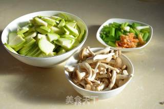 蟹味菇清炒西葫芦的做法步骤：1