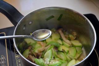 蟹味菇清炒西葫芦的做法步骤：8