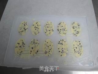 一片接一片，根本停不下来——黑芝麻蛋白薄脆饼干的做法步骤：7