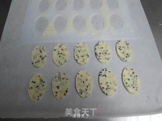 一片接一片，根本停不下来——黑芝麻蛋白薄脆饼干的做法步骤：8