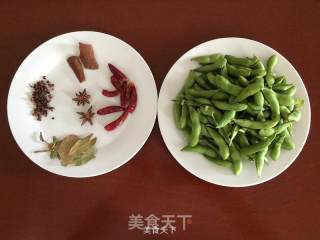 五香毛豆的做法步骤：1