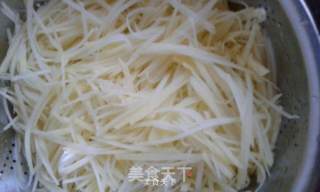 酸辣土豆丝，脆脆的的做法步骤：1