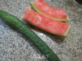 西瓜皮拌青瓜的做法步骤：1