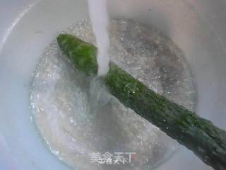 西瓜皮拌青瓜的做法步骤：2