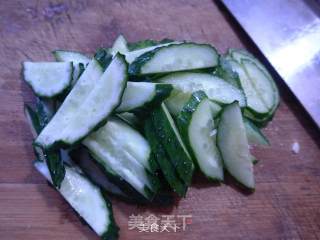 西瓜皮拌青瓜的做法步骤：3