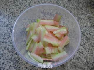 西瓜皮拌青瓜的做法步骤：6