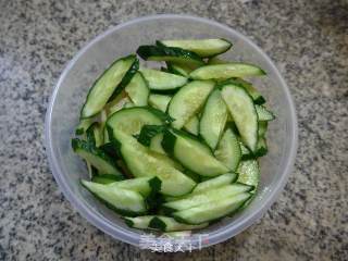 西瓜皮拌青瓜的做法步骤：7