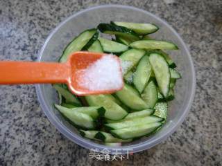 西瓜皮拌青瓜的做法步骤：9