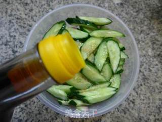 西瓜皮拌青瓜的做法步骤：10