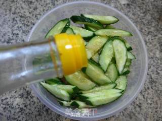 西瓜皮拌青瓜的做法步骤：11