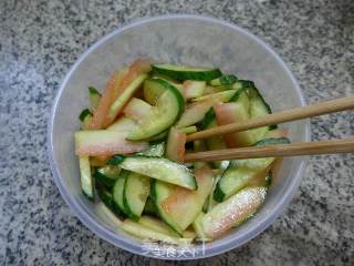 西瓜皮拌青瓜的做法步骤：13