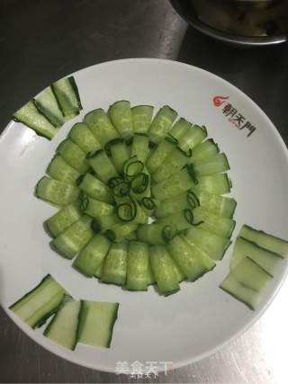 捞汁翠绿卷的做法步骤：1