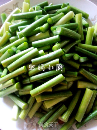 蒜苔炒肉的做法步骤：2