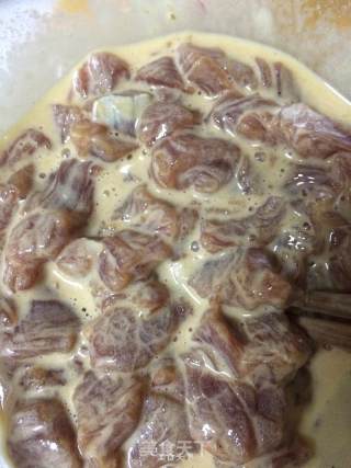 菠萝咕老肉的做法步骤：1