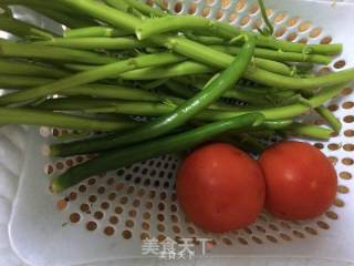 辣椒番茄炒空菜梗的做法步骤：1