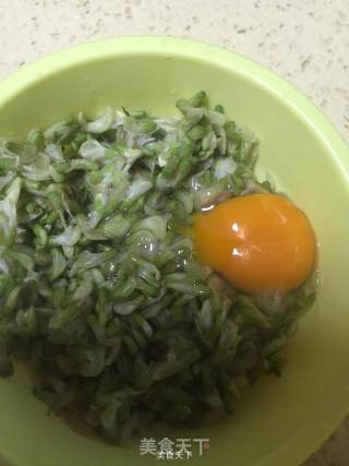 高山洋槐鸡蛋饼的做法步骤：3