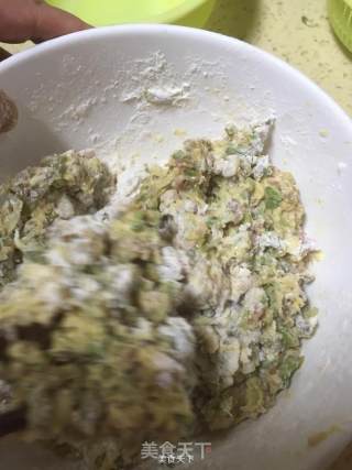 高山洋槐鸡蛋饼的做法步骤：4