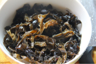 火麻油拌木耳防治便秘的做法步骤：1