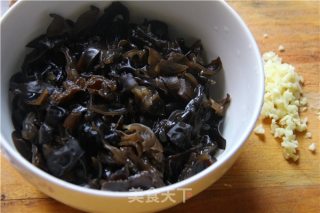 火麻油拌木耳防治便秘的做法步骤：3