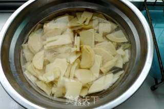 腊肠炒鲜笋的做法步骤：4