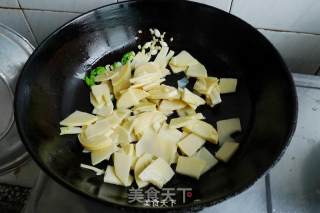 腊肠炒鲜笋的做法步骤：6