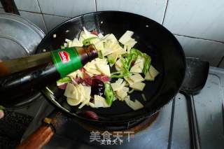 腊肠炒鲜笋的做法步骤：9
