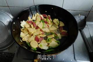 腊肠炒鲜笋的做法步骤：11