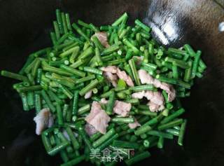 五花肉炒豇豆的做法步骤：2
