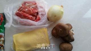 酸汤肥牛煲的做法步骤：1