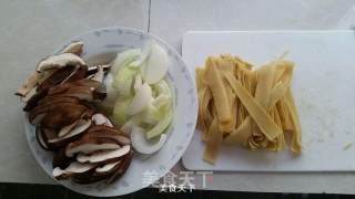 酸汤肥牛煲的做法步骤：4