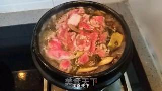 酸汤肥牛煲的做法步骤：10