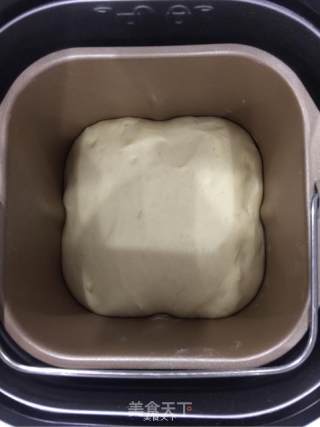 豆沙馅餐包的做法步骤：2
