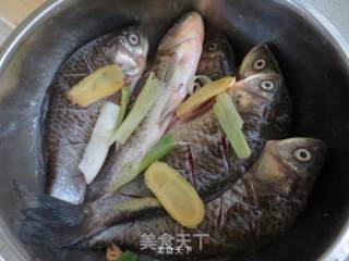 香酥豆豉鲫鱼的做法步骤：3