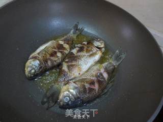 香酥豆豉鲫鱼的做法步骤：4