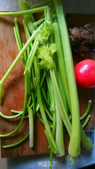 芹菜西红柿炒肉的做法步骤：1