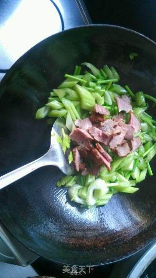 芹菜西红柿炒肉的做法步骤：3