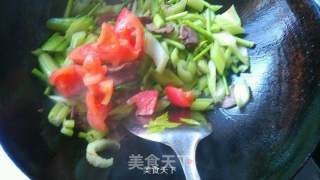 芹菜西红柿炒肉的做法步骤：4