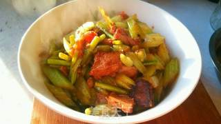 芹菜西红柿炒肉的做法步骤：5